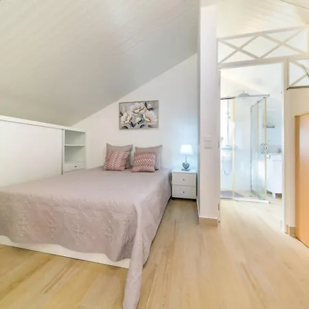 Camarata Flat By Mth Daire Campanário